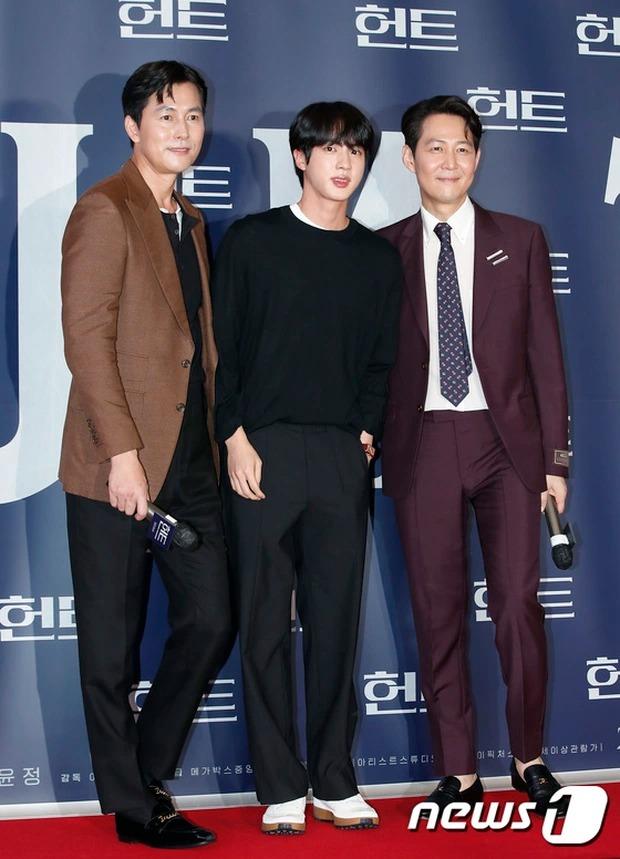 BTS Jin được săn đón, Rosé và Jisoo trốn ống kính khi đi xem phim-4