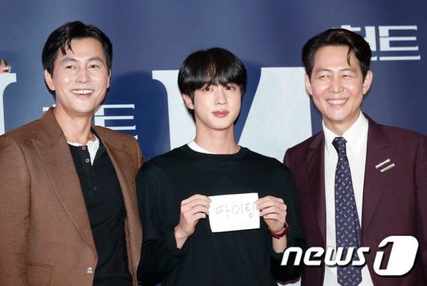 BTS Jin được săn đón, Rosé và Jisoo trốn ống kính khi đi xem phim-6