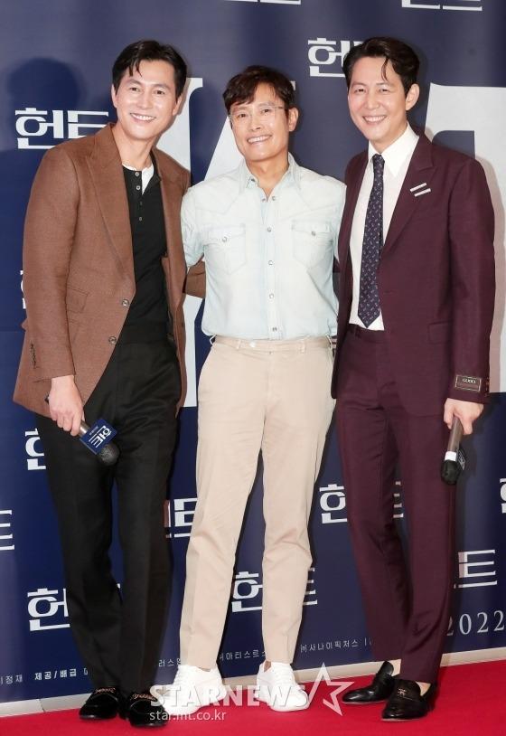 BTS Jin được săn đón, Rosé và Jisoo trốn ống kính khi đi xem phim-8