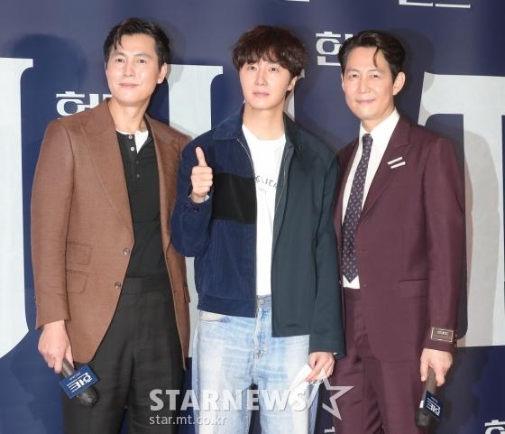 BTS Jin được săn đón, Rosé và Jisoo trốn ống kính khi đi xem phim-11