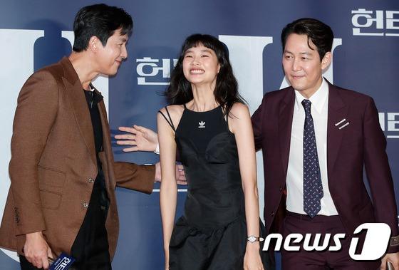 BTS Jin được săn đón, Rosé và Jisoo trốn ống kính khi đi xem phim-10