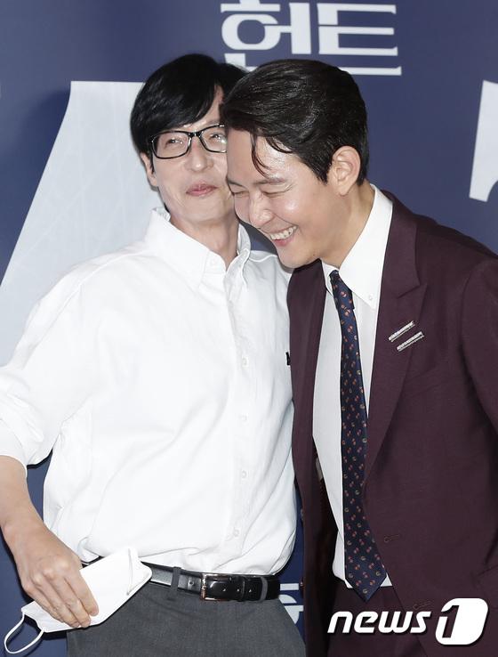 BTS Jin được săn đón, Rosé và Jisoo trốn ống kính khi đi xem phim-12