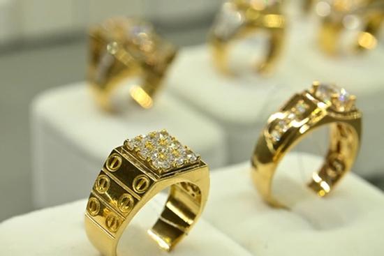 Vàng miếng SJC bất ngờ 'bốc hơi' 1,2 triệu đồng/lượng