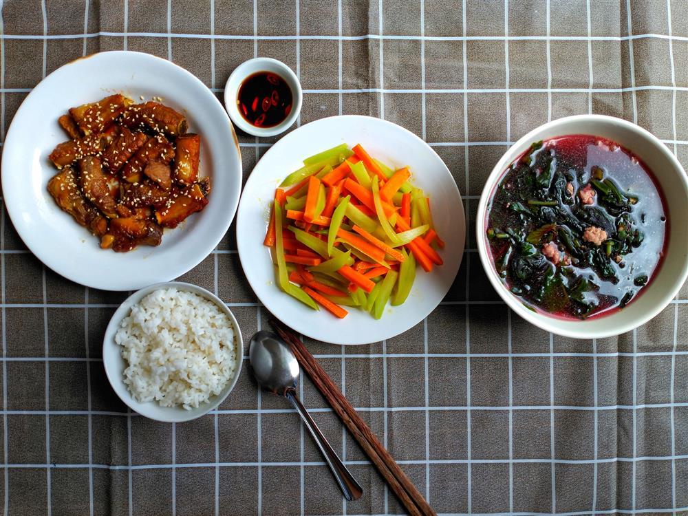 Mâm cơm độc thân của thầy giáo trẻ, vừa ngon vừa đẹp mà chỉ 50k-2