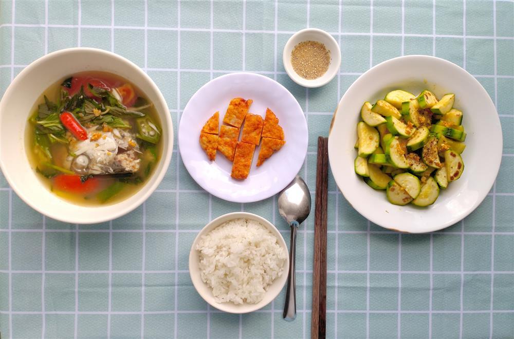 Mâm cơm độc thân của thầy giáo trẻ, vừa ngon vừa đẹp mà chỉ 50k-4