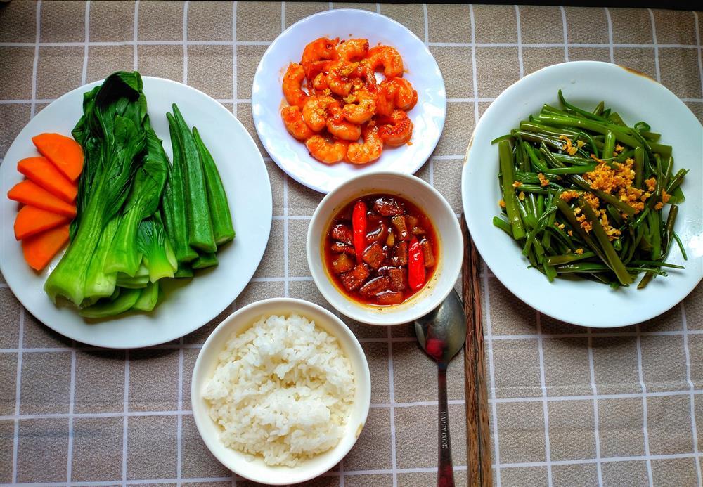 Mâm cơm độc thân của thầy giáo trẻ, vừa ngon vừa đẹp mà chỉ 50k-5