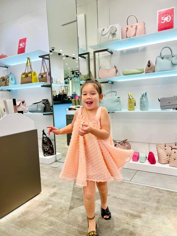 Con gái hóa Hà Anh phiên bản nhí khi đi giày cao gót-2