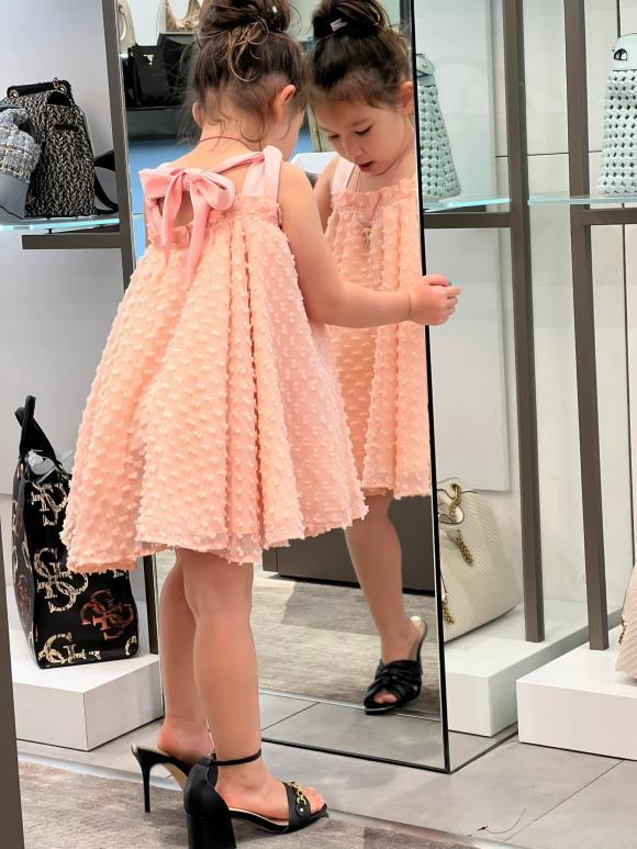 Con gái hóa Hà Anh phiên bản nhí khi đi giày cao gót-3
