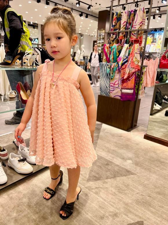 Con gái hóa Hà Anh phiên bản nhí khi đi giày cao gót-1