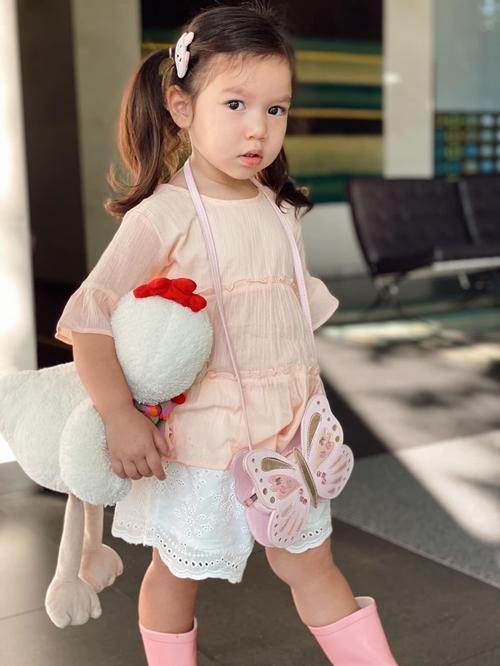 Con gái hóa Hà Anh phiên bản nhí khi đi giày cao gót-10