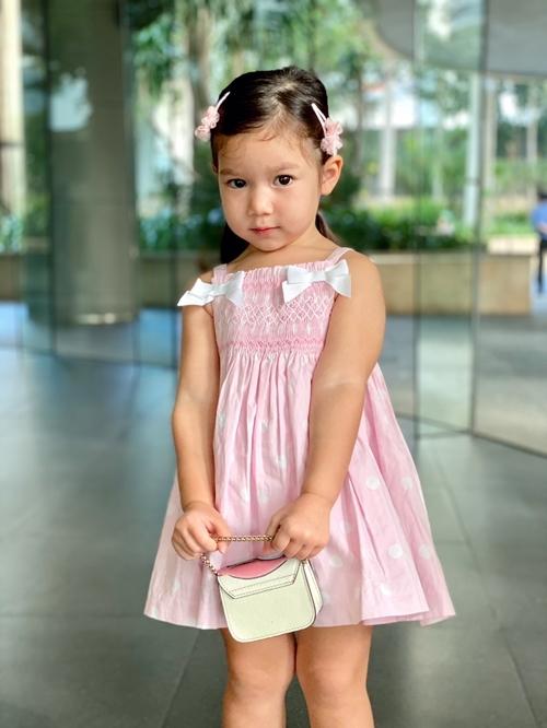 Con gái hóa Hà Anh phiên bản nhí khi đi giày cao gót-5