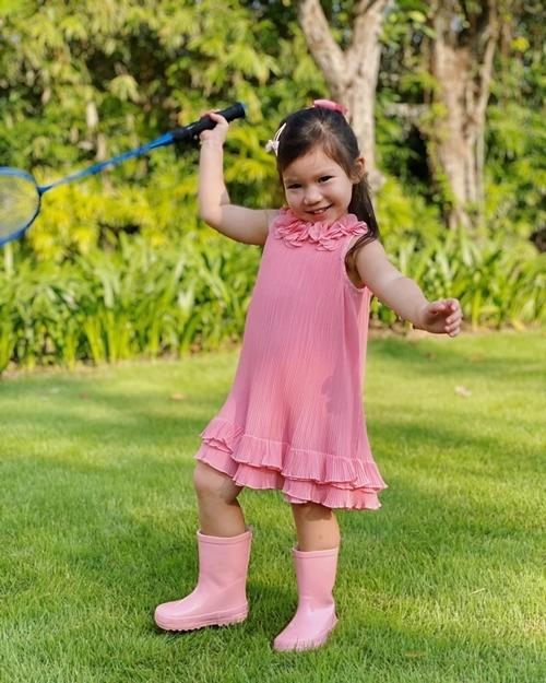 Con gái hóa Hà Anh phiên bản nhí khi đi giày cao gót-7