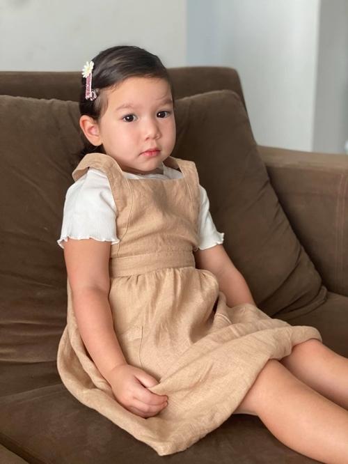 Con gái hóa Hà Anh phiên bản nhí khi đi giày cao gót-9