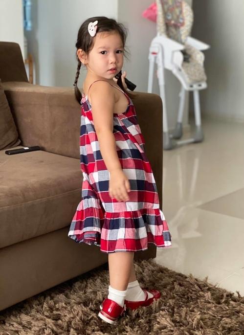 Con gái hóa Hà Anh phiên bản nhí khi đi giày cao gót-11