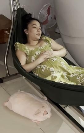 Vợ Lê Dương Bảo Lâm mặt mộc kém sắc vài tiếng trước khi đẻ-5