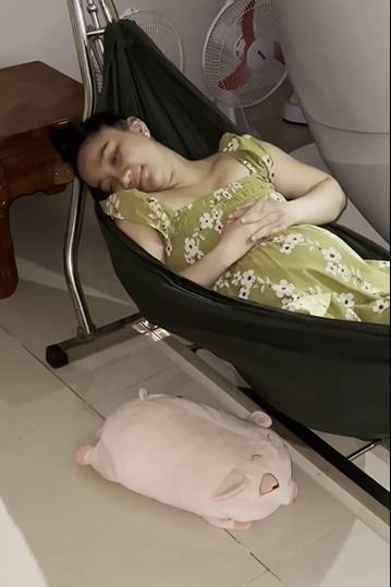 Vợ Lê Dương Bảo Lâm mặt mộc kém sắc vài tiếng trước khi đẻ-7