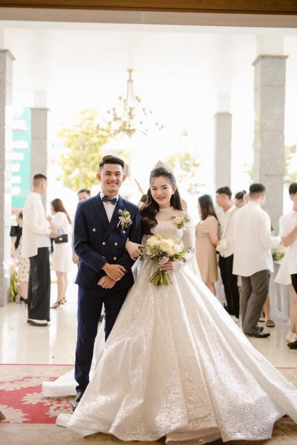 Danh tính rich kid nhận hồi môn chục tỷ, sổ đỏ tiền mặt đầy tay-1