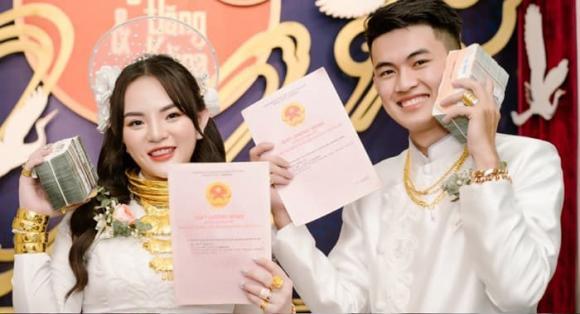 Cô dâu xinh đẹp vàng đeo kín người, sổ đỏ trang sức la liệt trên bàn-4