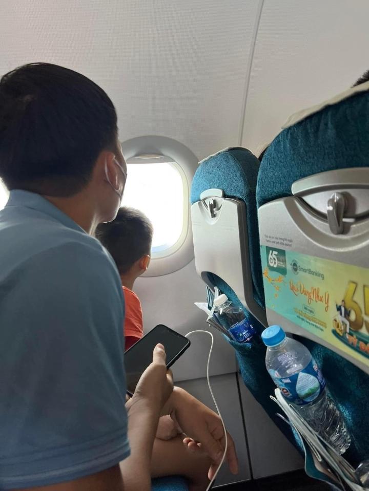 Màn giao dịch của cậu bé lần đầu đi máy bay không được ngồi gần cửa sổ-1