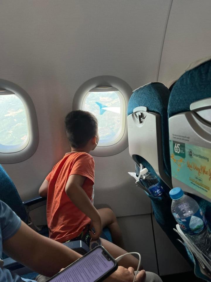Màn giao dịch của cậu bé lần đầu đi máy bay không được ngồi gần cửa sổ-2