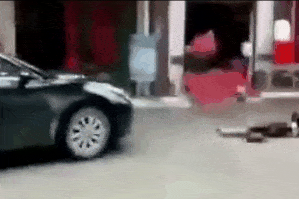 Clip: Cãi nhau, chồng điên lên lái xe ô tô chèn đi chèn lại qua người vợ-1