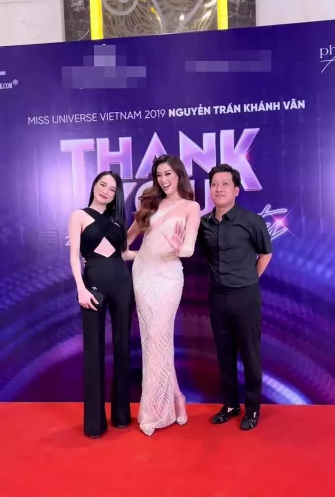 Cao Thái Hà bắt chước Nhã Phương cách che xương ngực gồ ghề-6