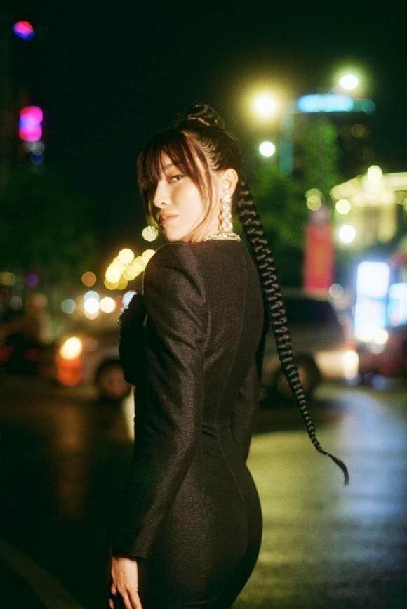 Cao Thái Hà bắt chước Nhã Phương cách che xương ngực gồ ghề-2