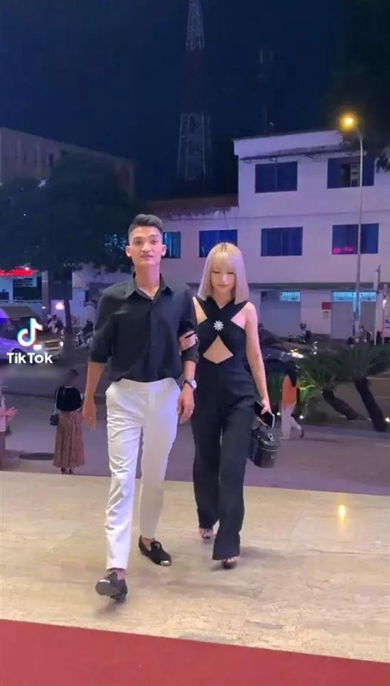 Cao Thái Hà bắt chước Nhã Phương cách che xương ngực gồ ghề-5