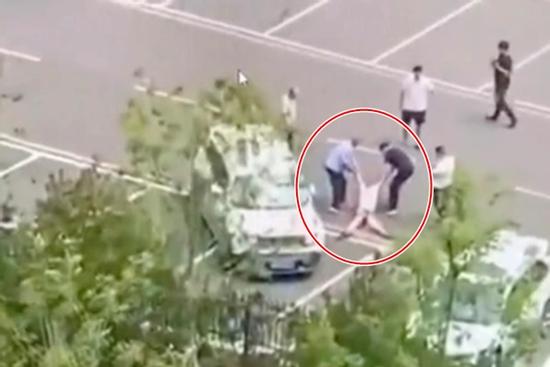 Cô gái bị người yêu lái xe cán liên tiếp qua người, tử vong mới dừng lại