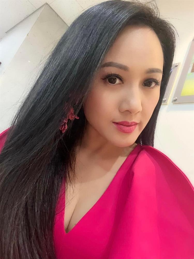 MC Hoài Anh đăng ảnh gợi cảm, giật mình style trang điểm-7