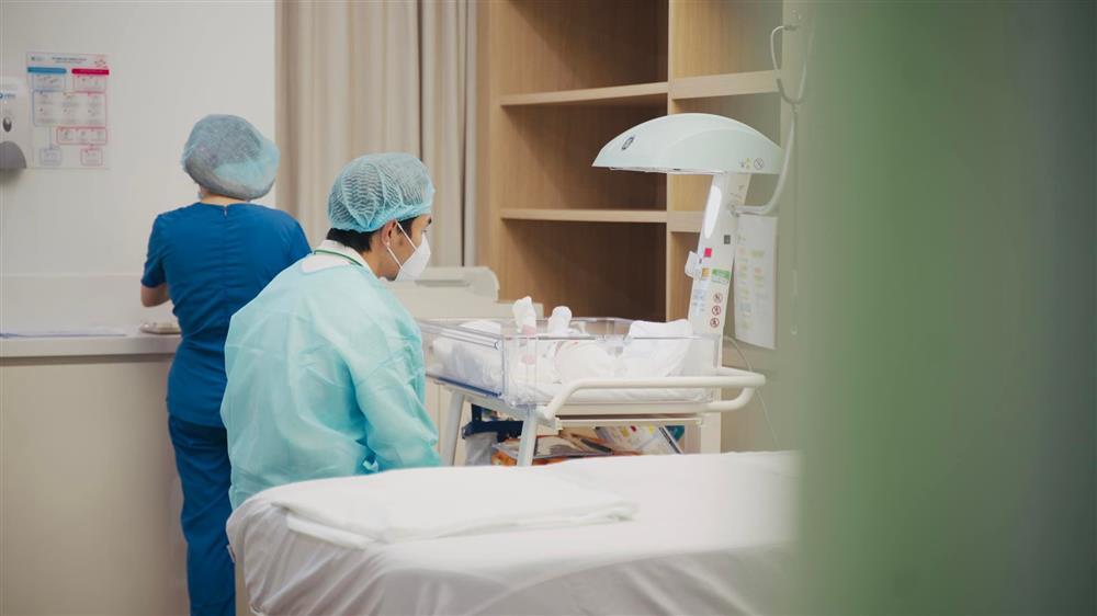 Quý tử Lê Dương Bảo Lâm chào đời 1 ngày đã phải làm tiểu phẫu-4