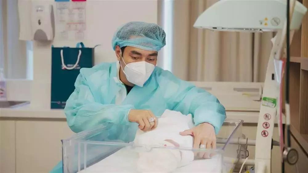 Quý tử Lê Dương Bảo Lâm chào đời 1 ngày đã phải làm tiểu phẫu-6