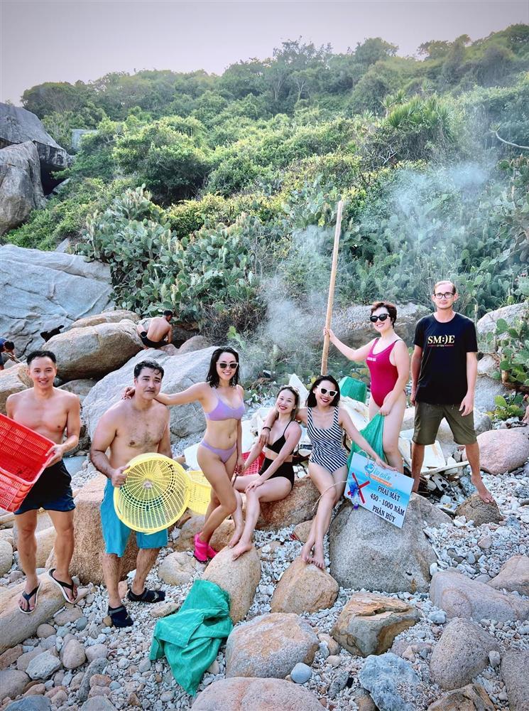 Mặc bikini nhặt rác: Một nữ MC nổi tiếng cũng góp vui-1