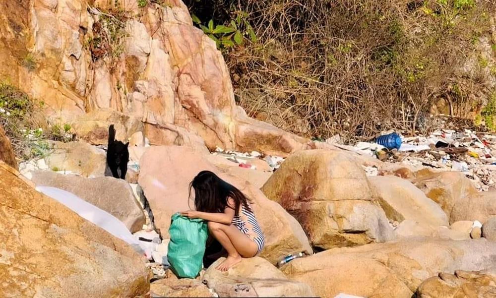 Ảnh nét căng nữ MC mặc bikini nhặt rác ở Ninh Thuận-5