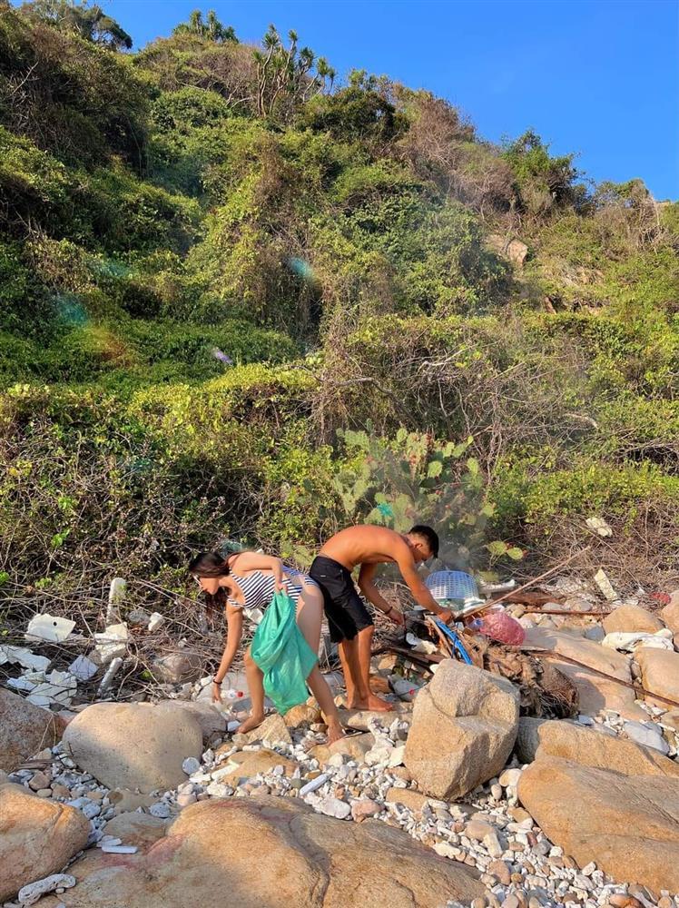 Ảnh nét căng nữ MC mặc bikini nhặt rác ở Ninh Thuận-2