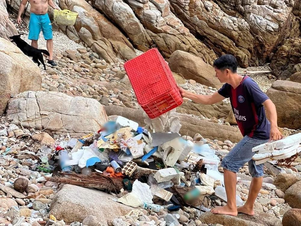 Ảnh nét căng nữ MC mặc bikini nhặt rác ở Ninh Thuận-10