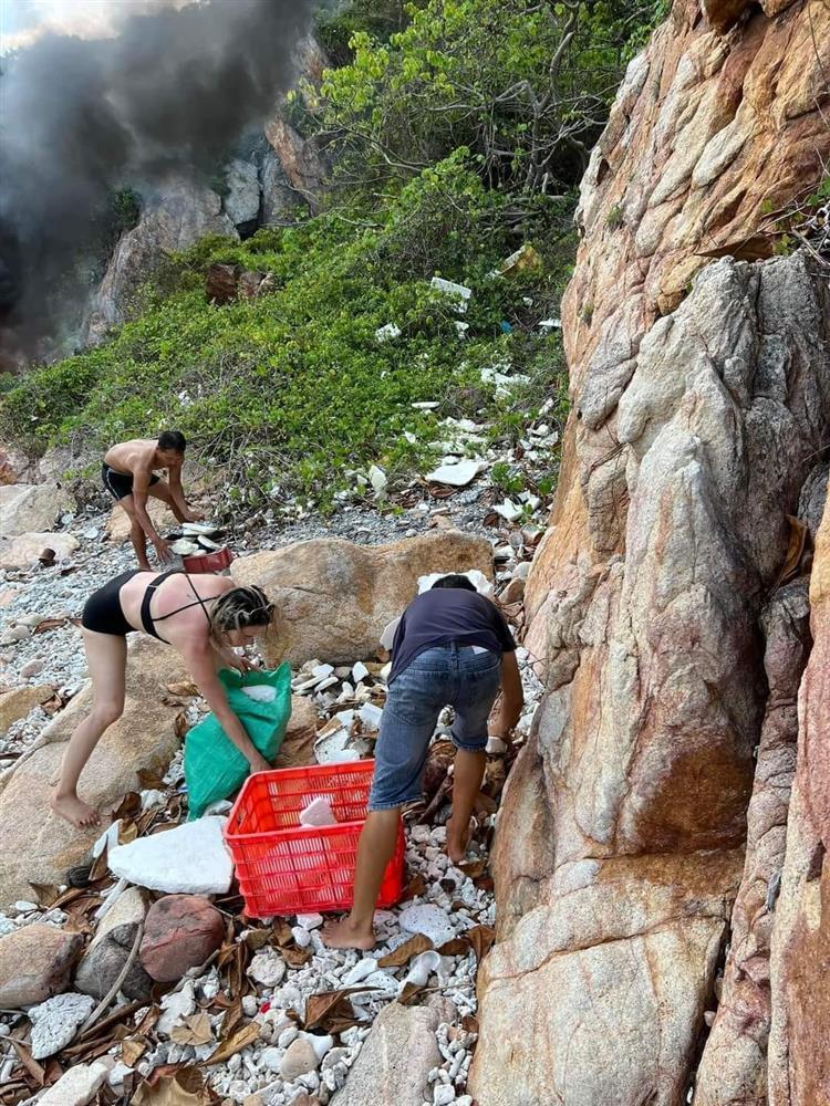 Ảnh nét căng nữ MC mặc bikini nhặt rác ở Ninh Thuận-7