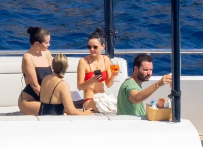 Mới đây, Selena Gomez có chuyến du lịch nghỉ dưỡng ở Positano (nước Ý) cùng những người bạn.