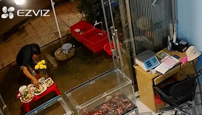 Tháng 7 cô hồn vừa đến, con gà luộc vừa đặt lên bàn cúng đã bay màu-1