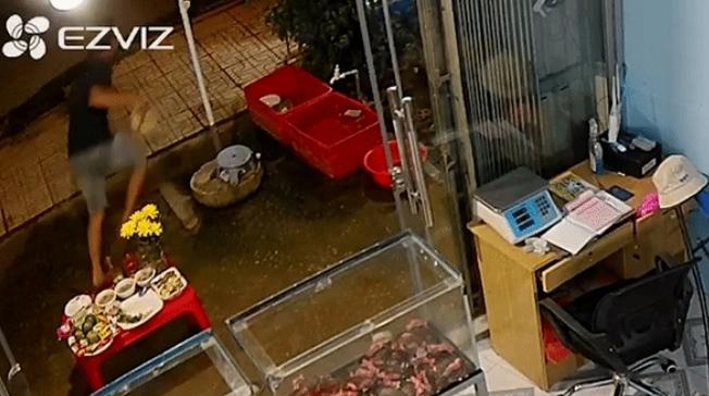 Tháng 7 cô hồn vừa đến, con gà luộc vừa đặt lên bàn cúng đã bay màu-2