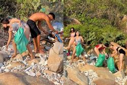 Ảnh nét căng nữ MC mặc bikini nhặt rác ở Ninh Thuận