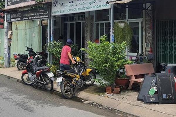 Đứng nhìn cây ổi ven đường, bị giật dây chuyền 15 triệu-3