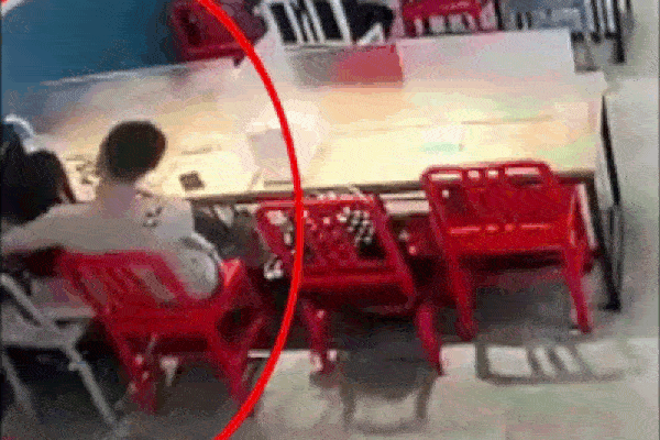 Clip: Cãi nhau, chàng trai ấn đầu bạn gái vào nồi lẩu đang sôi