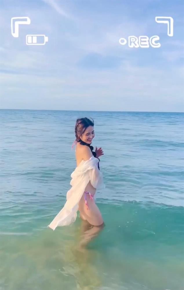 Xả vai Vân Trang, Huyền Lizzie mặc bikini tin hin khoe vòng 3-1