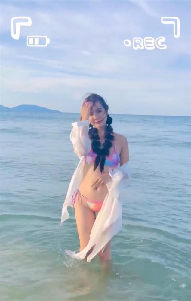 Xả vai Vân Trang, Huyền Lizzie mặc bikini tin hin khoe vòng 3-4