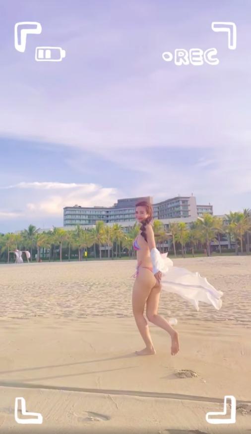 Xả vai Vân Trang, Huyền Lizzie mặc bikini tin hin khoe vòng 3-2