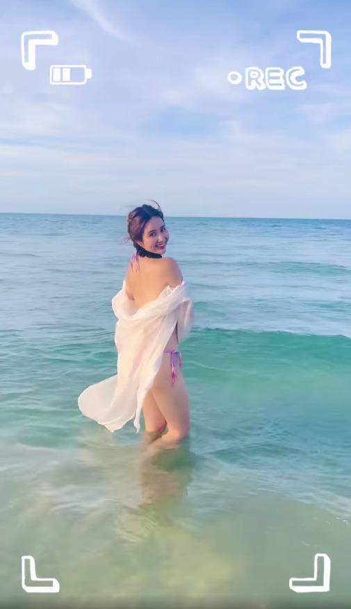 Xả vai Vân Trang, Huyền Lizzie mặc bikini tin hin khoe vòng 3-3