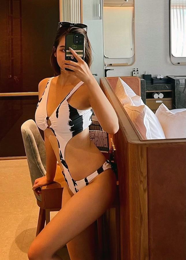 Xả vai Vân Trang, Huyền Lizzie mặc bikini tin hin khoe vòng 3-5