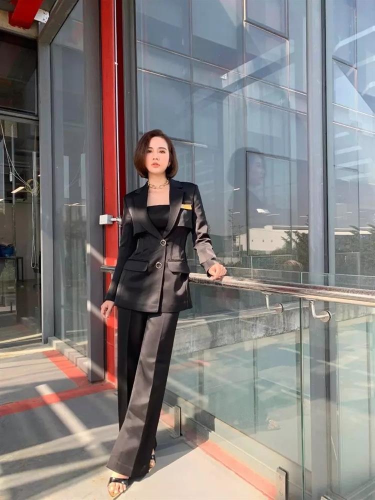 Xả vai Vân Trang, Huyền Lizzie mặc bikini tin hin khoe vòng 3-7