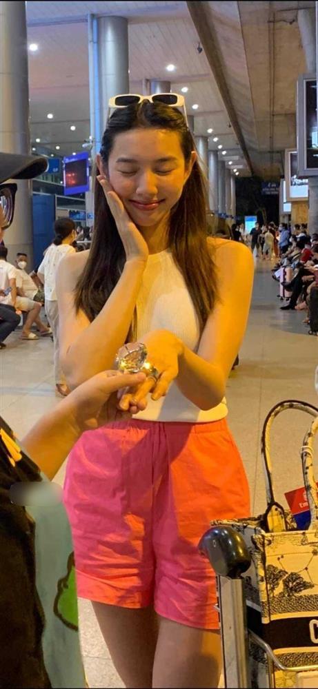 Thùy Tiên được cầu hôn bằng chiếc nhẫn khủng nhất showbiz-2